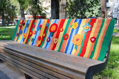 Co je Yarn Bombing — graffiti pletení